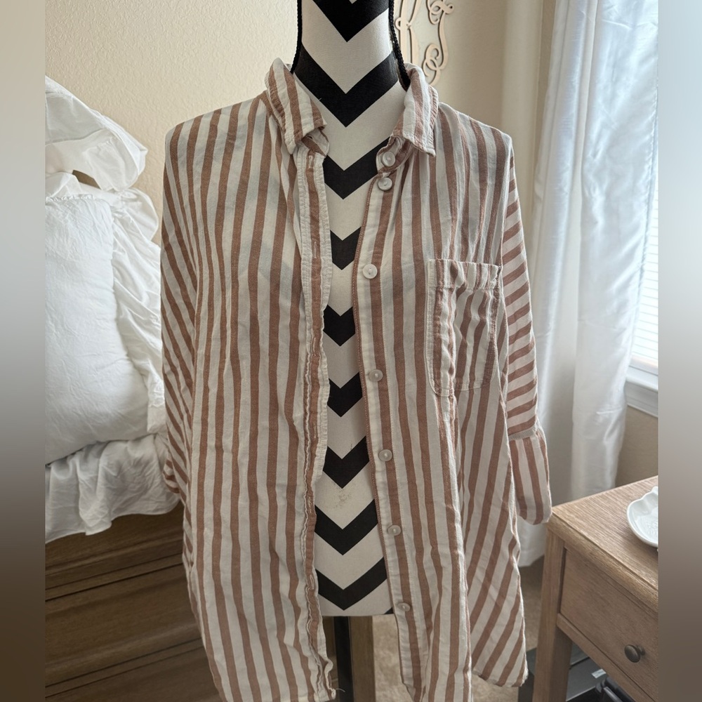 AE button down